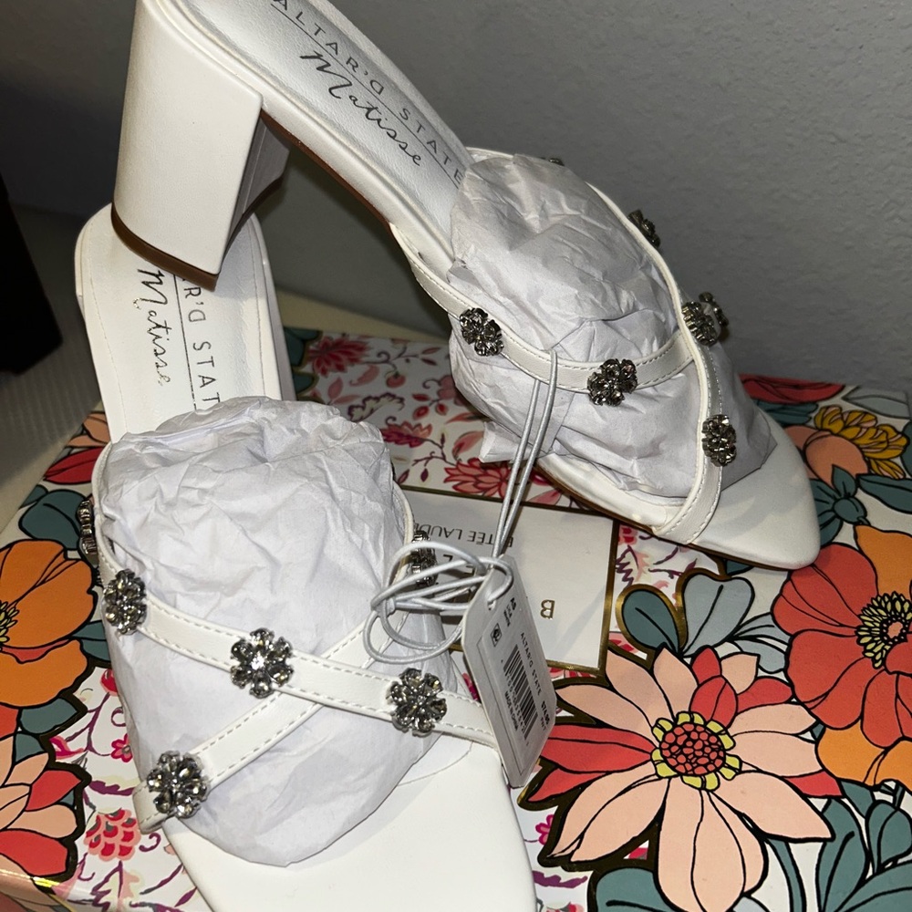 NEW WITH TAGS WHITE SANDALS, SIZE 7